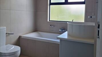 Een bad/douchecombinatie