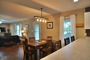 Dining - Whittier Mountain Hideaway w/ Breathtaking Views (Whittier)