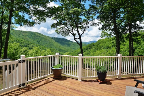 Whittier Mountain Hideaway w/ Breathtaking Views