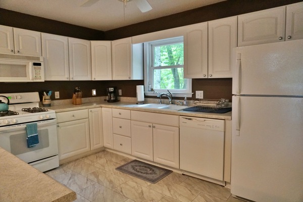 Køleskab, mikrobølgeovn, ovn, kogeplade