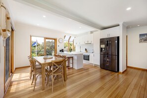 Een koelkast, een magnetron, een oven, een kookplaat