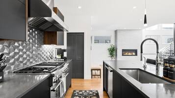 Coffee/tea maker, fridge, microwave, oven