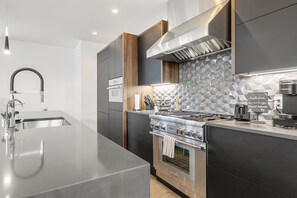 Refrigerador, microondas, horno y parrilla de estufa 