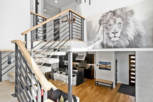 Mountain Views & Urban Luxury In An Unbeatable Centralized Location!