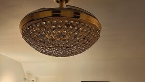 Ein Deckenventilator mit dekorativem, kristallähnlichem Design.