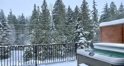 Hot Tub, 3 min to Resort, Fully Stocked Kitchen Complimentary Local Coffee