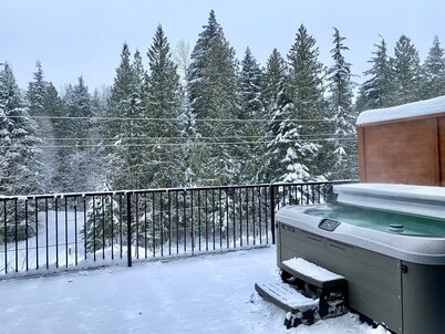 Hot Tub, 3 min to Resort, Fully Stocked Kitchen Complimentary Local Coffee