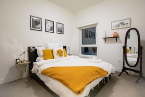 2 bedrooms, iron/ironing board, free WiFi, bed sheets - Hot Tub, 3 min to Resort, Fully Stocked Kitchen Complimentary Local Coffee (Revelstoke)