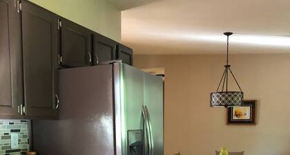 Sparkling clean bungalow close to campus