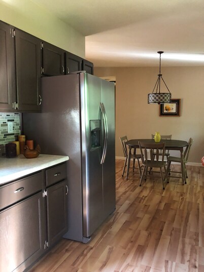 Sparkling clean bungalow close to campus