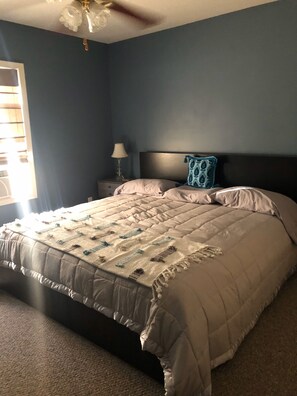 3 habitaciones, escritorio y tabla de planchar con plancha 