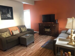 Smart TV, tavolo da ping pong, libri