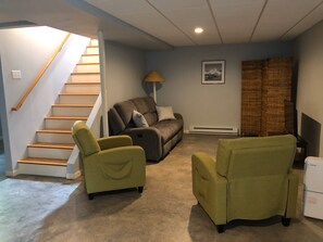 Smart TV, tavolo da ping pong, libri