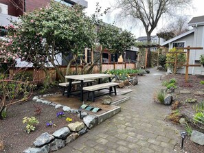 Outdoor dining - Basement at 126 · Modern 1bedroom basement apartment newly remodeled (Kirkland)