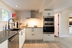 Kühlschrank, Mikrowelle, Ofen, Herdplatte