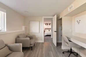 1 Schlafzimmer, Schreibtisch, Bügeleisen/Bügelbrett, Reisekinderbett