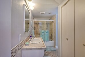 Ensemble douche/baignoire, sèche-cheveux, serviettes fournies, savon
