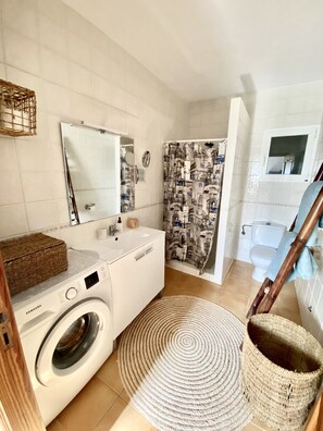 Shower, towels, soap, toilet paper - Studio in a private estate in the center of the island (Sant Llorenç)