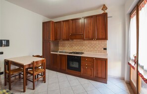 Refrigerador, parrilla de estufa y utensilios de cocina