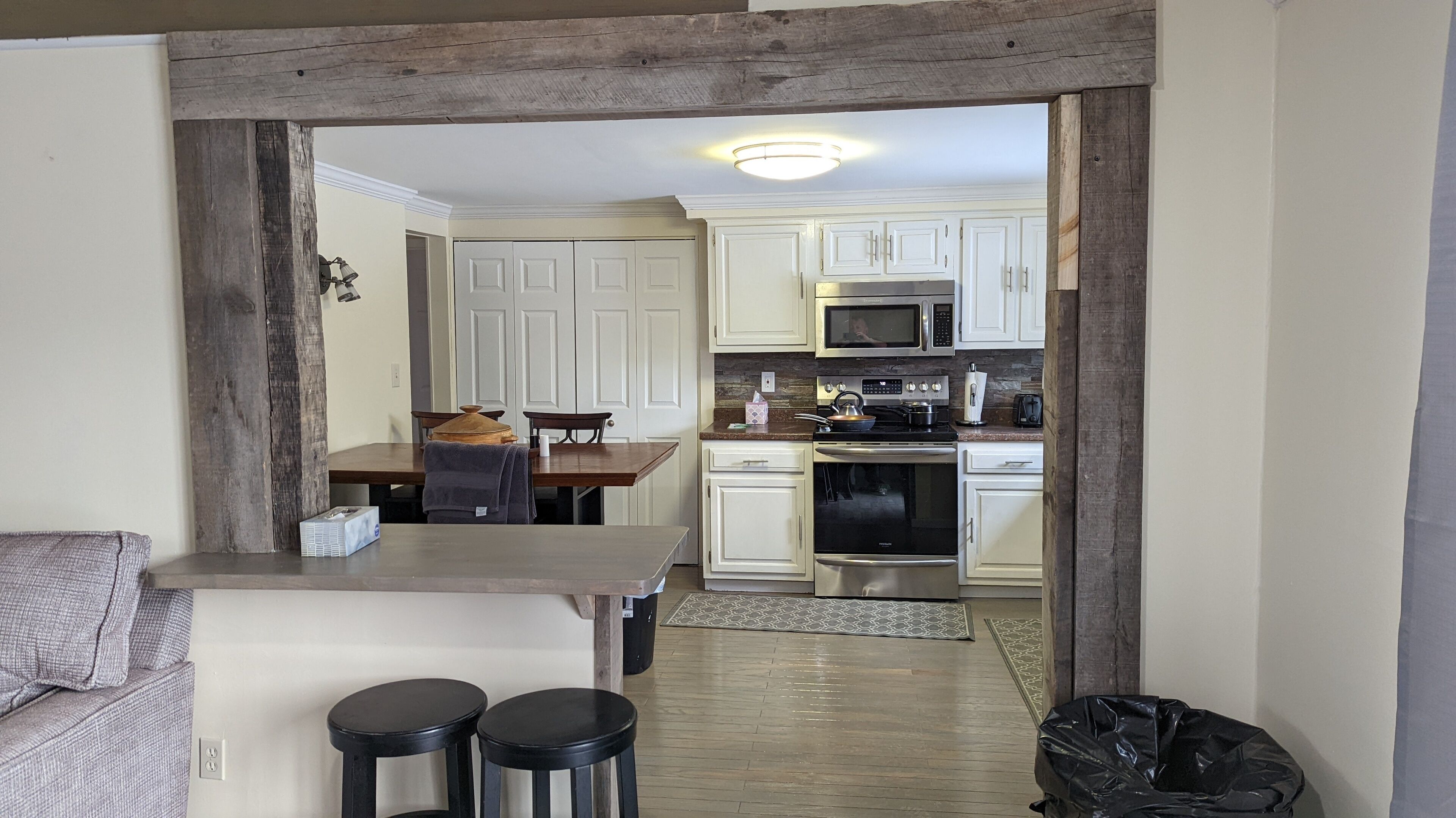Gorgeous ski chalet just 14 mi to Killington pet friendly hot tub in Rutland, United States