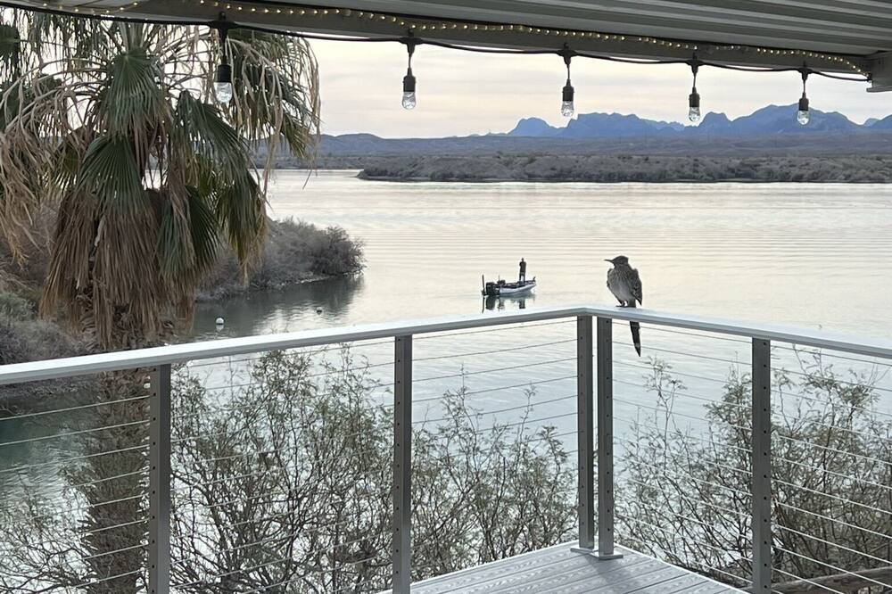 Modern  Lakefront / Beachfront