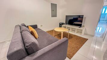 Phòng cơ bản | Khu phòng khách | Smart TV 25-inch có truyền hình kỹ thuật số, TV