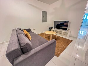 基础客房 | 起居区 | 25-英寸智能电视 （配备数码频道）、电视