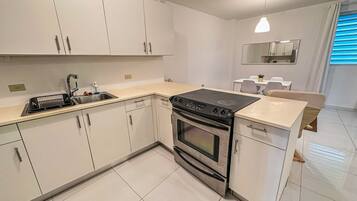 Tủ lạnh, lò vi sóng, dụng cụ nấu nướng/bát dĩa/dao nĩa, bàn ăn