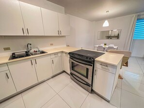 Kühlschrank, Mikrowelle, Kochgeschirr/Geschirr/Besteck, Esstisch