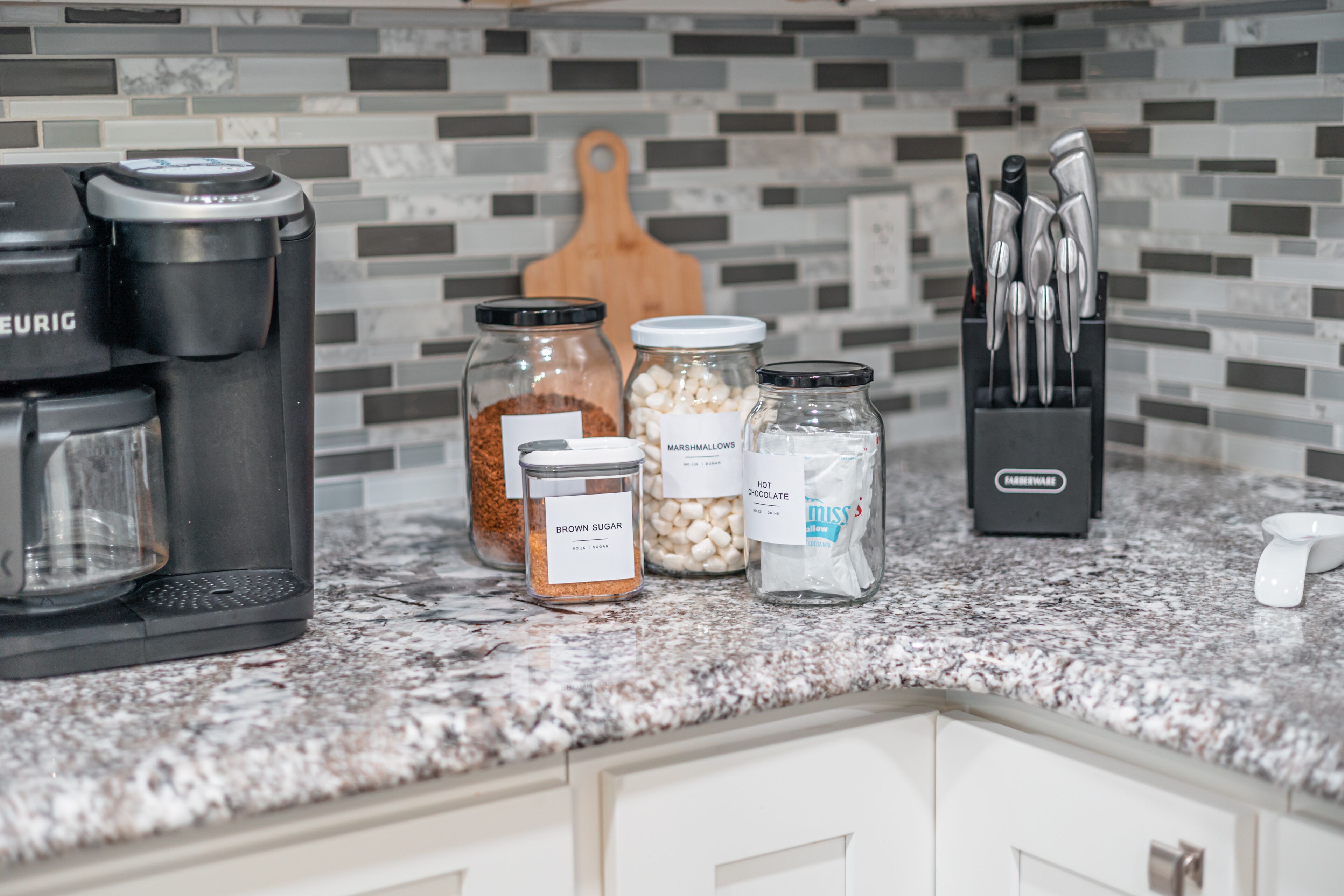 HOT tub, 4 beds,King size,Beach, lake,pools,fire pit, pet ok.