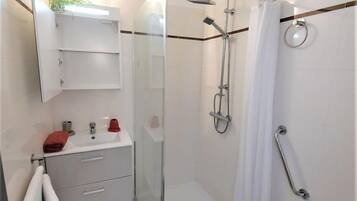 Regadera, toallas, papel de baño