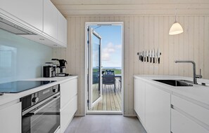 Fridge, oven, stovetop, dishwasher - Nice home in Kalundborg with WiFi (Kalundborg)