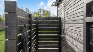 A wooden gate leading to a building with horizontal siding. - Nice home in Kalundborg with WiFi (Kalundborg)