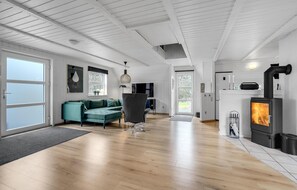 Tv, pejs, dvd-afspiller, bordtennisbord