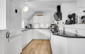 Køleskab, mikrobølgeovn, kogeplade, opvaskemaskine