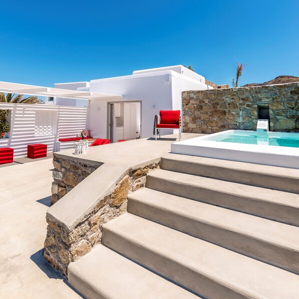CHORA Deluxe Suite with Sea View and Private Pool | ์ ์ฉ ์์์ฅ