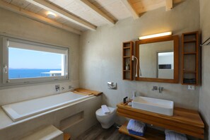 URANOS Deluxe two Bedroom Suite with Sea View, Terrace and Private Pool | Baño | Amenidades de baño gratuitas, secadora de cabello, batas, pantuflas 
