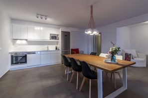 DELOS Deluxe two Bedroom Suite with Sea View and Private Pool | ์ ์ฉ ์ฃผ๋ฐฉ | ์ปคํผ/ํฐ ๋ฉ์ด์ปค, ์ ๊ธฐ ์ฃผ์ ์, ์ ์์ฉ ์์, ํค์นํ์