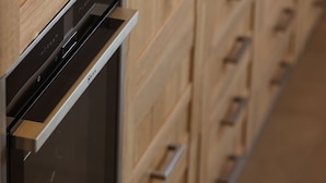 Une cuisine moderne avec des meubles en bois et des appareils électroménagers intégrés.