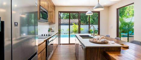 ثلاجة، ميكروويف، فرن، غسالة أطباق