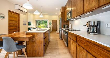 Playa Potrero: Stunning modern 3 Br, 3.5 bath home - Casa Coralis