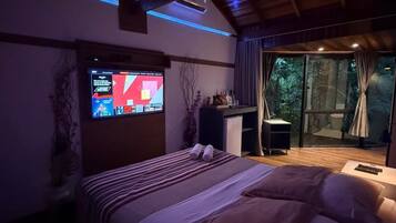 Quarto conforto | Roupas de cama antialérgicas, frigobar, individualmente decorados