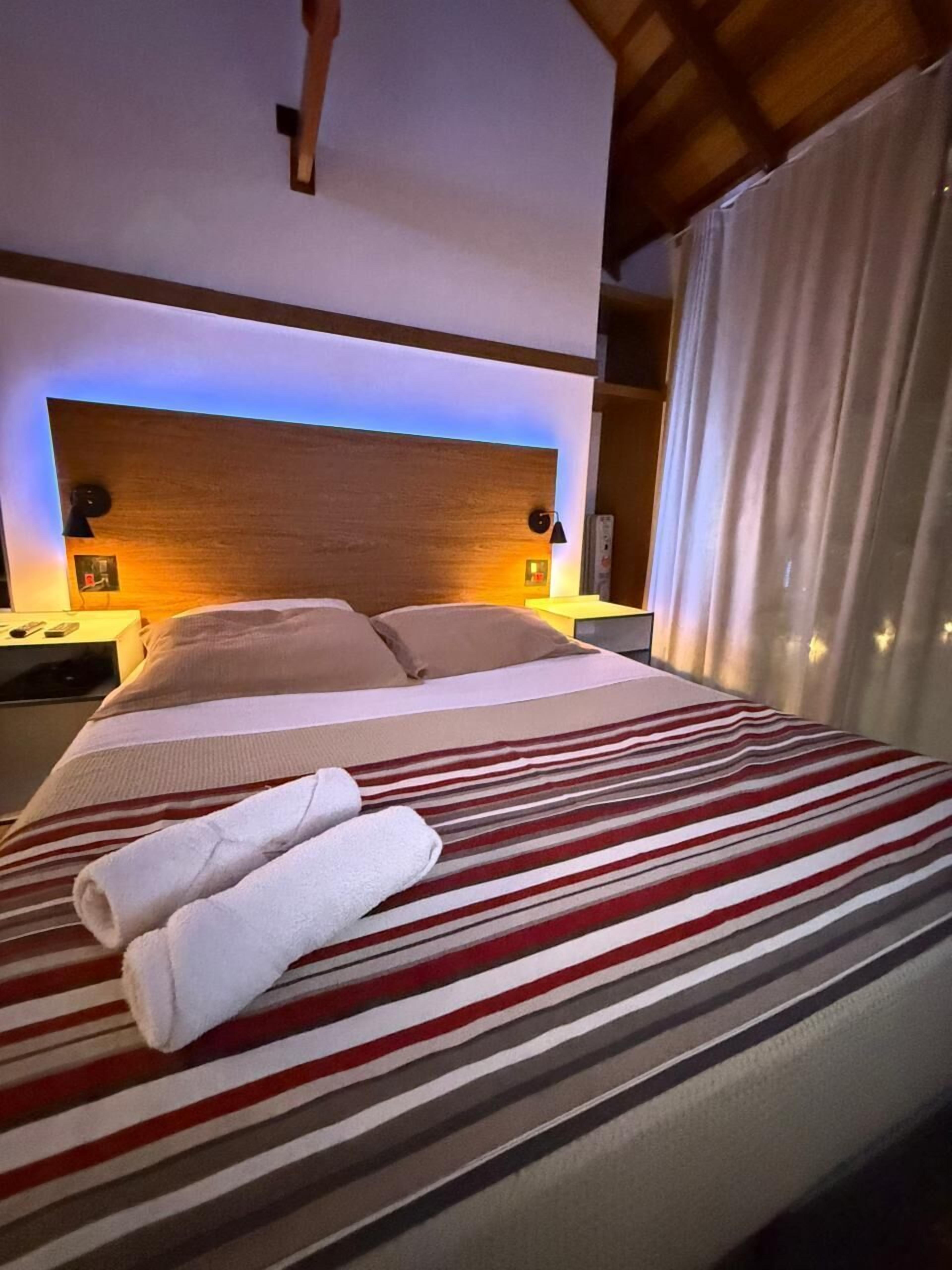 Quarto conforto | Roupas de cama antialérgicas, frigobar, individualmente decorados