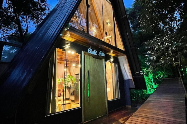 Luksus-alpehytte | Allergitestet sengetøy, minibar og individuelt dekorert