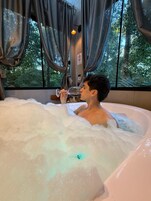 Ropa de cama hipoalergénica, minibar y decoración personalizada 