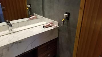 Badewanne und Dusche (separat), Whirlpool, Regendusche, Haartrockner