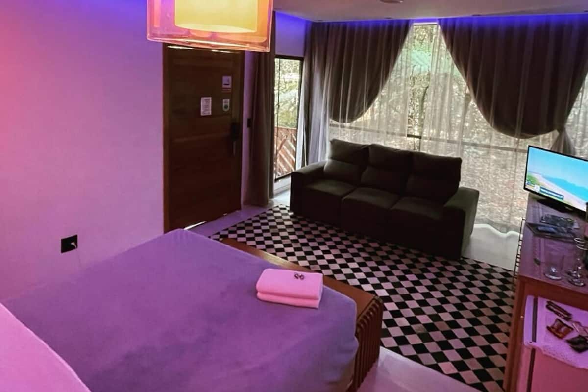 Bungalow panoramico, vista cortile, al piano terra | 1 camera, biancheria da letto ipoallergenica, minibar