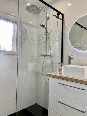 Shower, hair dryer, towels - Seasonal House Rental (Frehel)