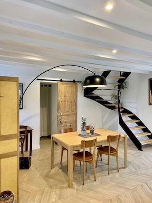 Dining - Seasonal House Rental (Frehel)