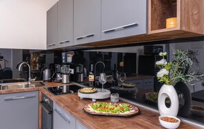 Fridge, oven, stovetop, dishwasher